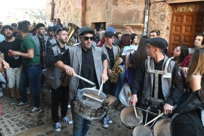 Una charanga participa en el Festival Nacional de Charangas en Poza de la Sal.