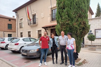 La ex alcaldesa de Castrillo de la Vega (a la derecha de la imagen) posaba hace unas semanas con parte del equipo de gobierno entrante