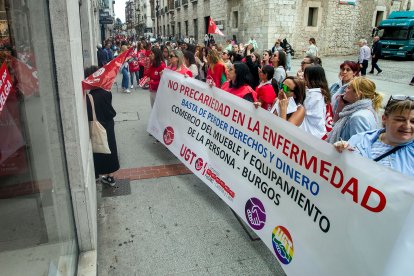 Varias trabajadoras se manifiestan frente a uno de los comercios.