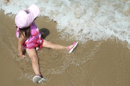 Una niña disfruta del mar.