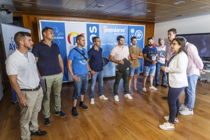 Vázquez junto a Mateu e Ibáñez con miembros de sindicatos de Fuerzas y Cuerpos de Seguridad del Estado antes de la reunión.