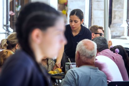 El sector servicios es el que más actividad genera este mes aupado por la hostelería, el turismo y el comercio.