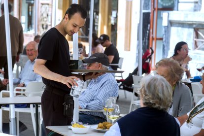 El sector servicios es el que más actividad genera este mes aupado por la hostelería, el turismo y el comercio.