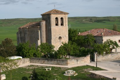 Iglesia de San Miguel de Vivar del Cid desde lo lejos