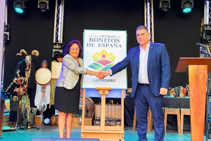 Castrojeriz destapa el cartel que le proclama como Uno de Los Pueblos más Bonitos de España.