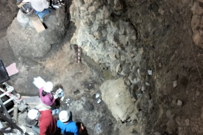 La zona marrón es el suelo, por debajo un área negra muestra la zona donde se prende fuego para que la arcilla se cueza.