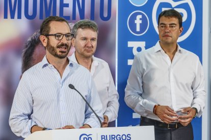 El portavoz del Partido Popular en el Senado, Javier Maroto, comparece en rueda de prensa acompañado de los candidatos al Congreso y Senado por Burgos