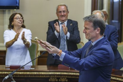 Borja Suárez, nuevo presidente de la Diputación de Burgos, con el bastón de mando.