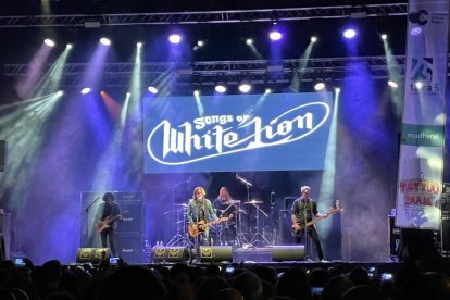 Mike Tramp durante su actuación en el Zurbarán Rock 2023.