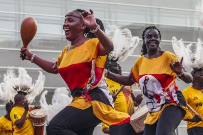 El grupo folclórico ugandés 'Crane Perfomers' durante su participación en la inauguración del 45 Festival Internacional de Folclore Ciudad de Burgos.