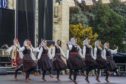 El grupo Mlados Nova Pazova de Serbia durante su primera intervención en Burgos.