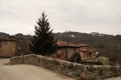 Vista general de algunas casas de Pineda de la Sierra