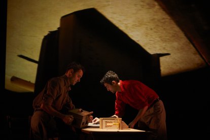 Sergi Torrecilla (izq.) y Xavier Bobés protagonizan la obra 'El mar'.