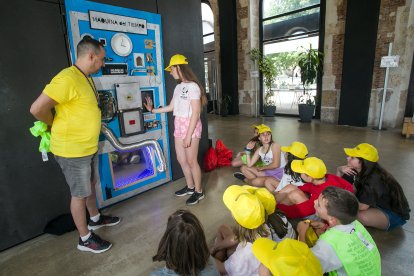 La máquina del tiempo trae a personajes inesperados y se lleva a científicos prestigiosos. Los niños tienen que lograr que vuelvan.