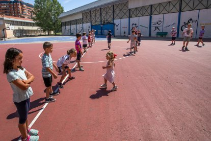 El patio y los juegos libres o dirigidos al aire libre son la parte fundamental de Conciliamos Verano.