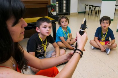 Para los más pequeños, el curso está abierto a partir de los tres años, este curso significa su primer acercamiento a la música y los instrumentos.