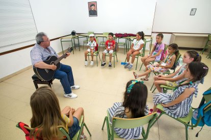 Los más mayores, la mayoría ya tienen elegido un instrumento o acuden a clases de música durante el curso, perfeccionan canciones y sonidos.