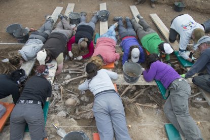 Imagen de trabajos en una fosa común en Estèpar.