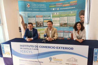Enrique García Agüera junto a Mónica Lejárraga y Valentín Lázaro