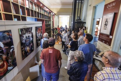 Uno de los grupos de visitantes durante el recorrido por el Palacio de la Isla.