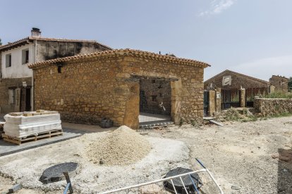 Un pajar en reconstrucción en Santibáñez del Val, donde se quemaron hasta 11 viviendas, como la de la foto en la que se nota el fuego.