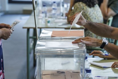 Urnas en un colegio electoral de la capital burgalesa en este 23J