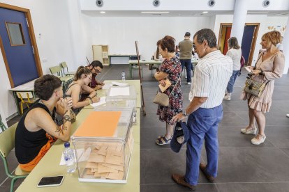 Una de las mesas electorales en Burgos capital durante la jornada de votaciones.