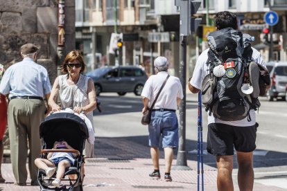Un peregrino recorre el barrio de Gamonal.