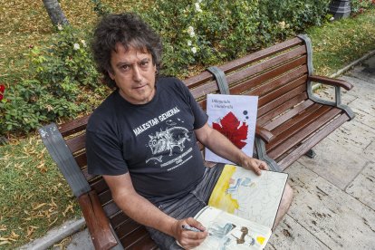 Gorka Belasko, coorganizador de Dibujando x Mambrilla, en el paseo Marceliano Santamaría de Burgos.