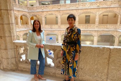 Natalia Diez y Maite Regueira firman el convenio entre Ademe y la Caixa.