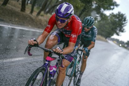 El ataque de Jetse Bol bajo la lluvia en el inicio de la etapa.