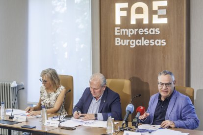 El responsable del índice de confianza empresarial de FAE, Íñigo Llarena, explica los detalles en compañía de Ignacio San Millán y Emiliana Molero.