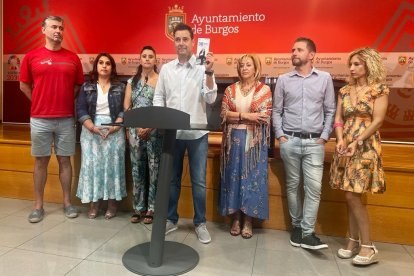 El portavoz socialista hizo balance del curso político acompañado de varios de los concejales de su grupo.