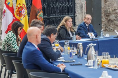 La alcaldesa, Cristina Ayala, y el vicealcalde, Fernando Martínez-Acitores, durante su balance de mandato.