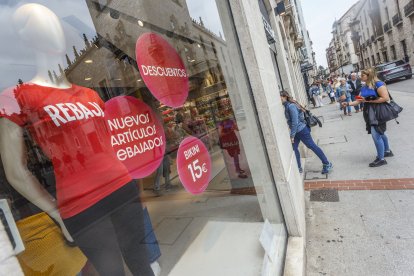 Image de un escaparate con anuncios de rebajas.