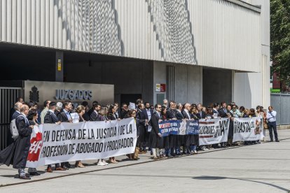 Concentración de procuradores, abogados y graduados sociales.