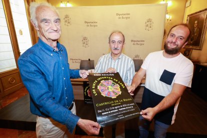 Abilio Abad, director de la obra, Ramiro Ibáñez, diputado provincial, y Galo Contreras, alcalde de Castrillo de la Reina.