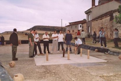 Varias personas juegan a los bolos