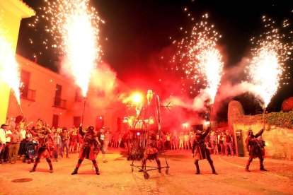 El correfuegos de Scura, uno de los platos fuertes del festival 'Mirando las Estrellas'.