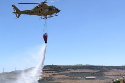 Los equipos aéreos y terrestres intervienen en el incendio.