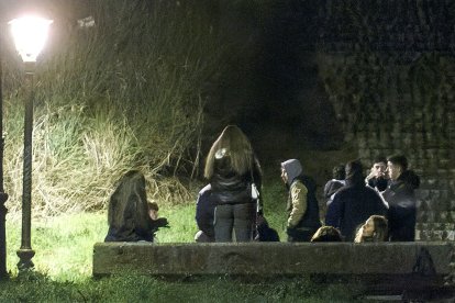 Jóvenes de botellón junto a las escaleras de San Esteban.