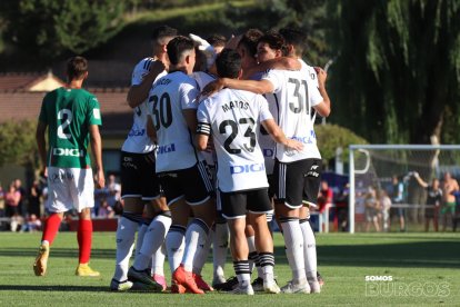 Los jugadores del Burgos CF celebran uno de los goles ante el Alavés.