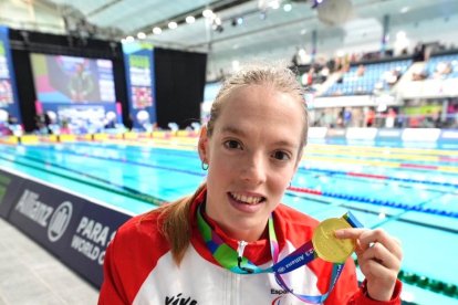 Marta Fernández, con una de las medallas de oro logradas en Manchester.