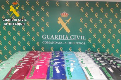 Prendas de textil incautadas por los agentes de la Guardia Civil.