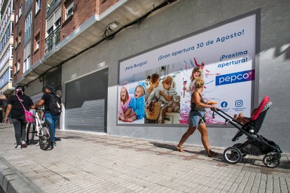 Imagen del letrero que anuncia la apertura de la tienda el próximo 30 de agosto.