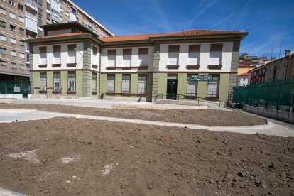 Patio del Colegio de Infantil y Primaria Vadillos donde se ha hecho la obra y falta hacer la plantación.