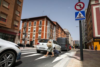 Paso de peatones elevado en la calle Madrid, a la altura del número 46.