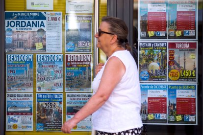 Una mujer pasa por delante de una agencia de viajes de la capital burgalesa.