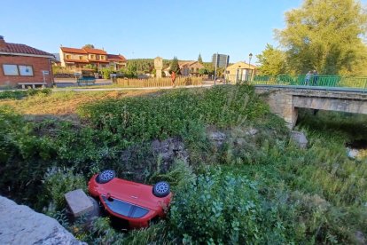 El vehículo cayó hasta el cauce del río Arlanza.