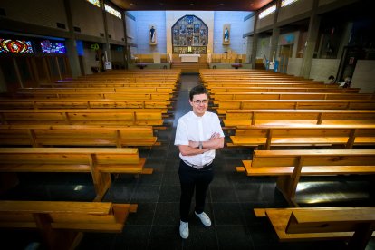 El sacerdote Diego Mingo en la parroquia de San Martín de Porres, su casa durante 13 años.